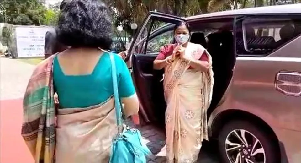 রাজ্যপালের সঙ্গে দেখা করতে এলেন হলদিয়ার বিধায়িকা তাপসী মন্ডল