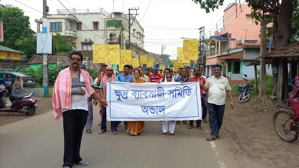 রেল এলাকায় দোকান উচ্ছেদের নোটিশ, পুনর্বাসনের দাবিতে স্মারকলিপি প্রদান ব্যবসায়ীদের