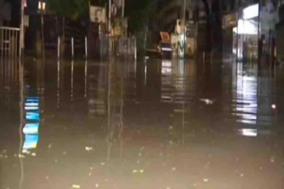 অবিরাম বৃষ্টি, ভাসলো মুম্বাই