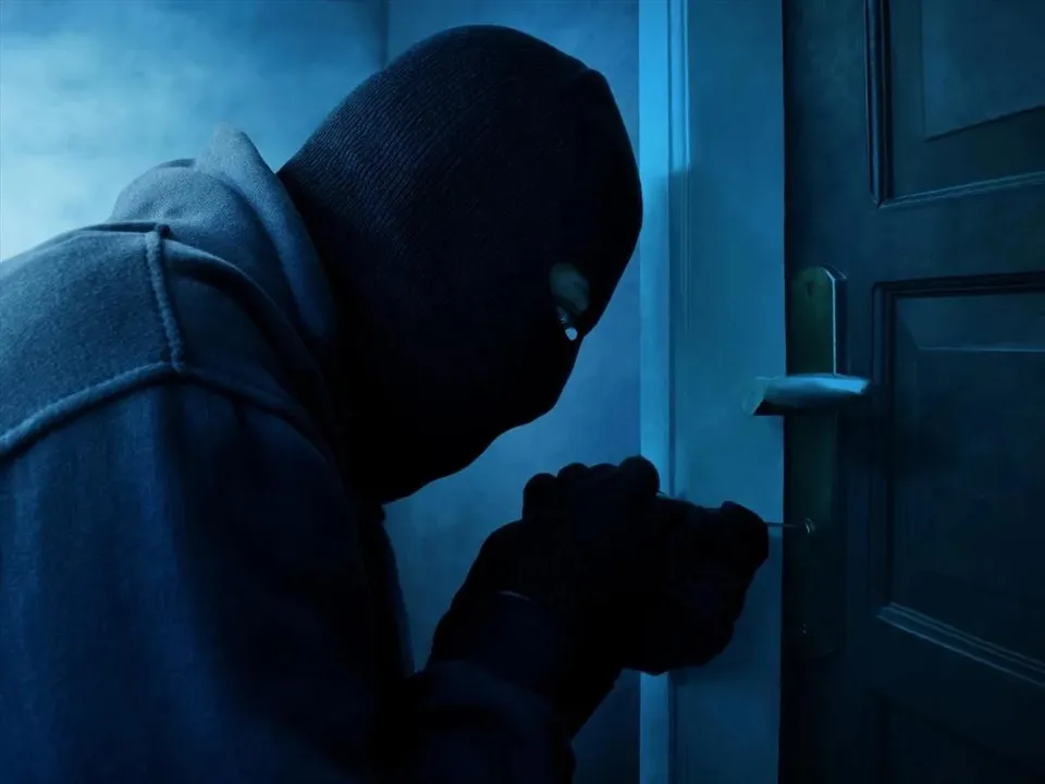 দিনের দুপুরে স্কুল শিক্ষকের বাড়ির তালা কেটে লক্ষাধিক টাকার সোনার গহনা চুরি