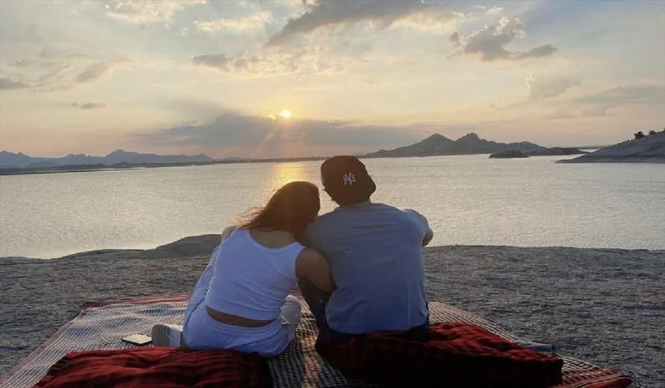 প্রেমিকের কাঁধে মাথা রেখে তাকে জন্মদিনের শুভেচ্ছা জানালেন আলিয়া