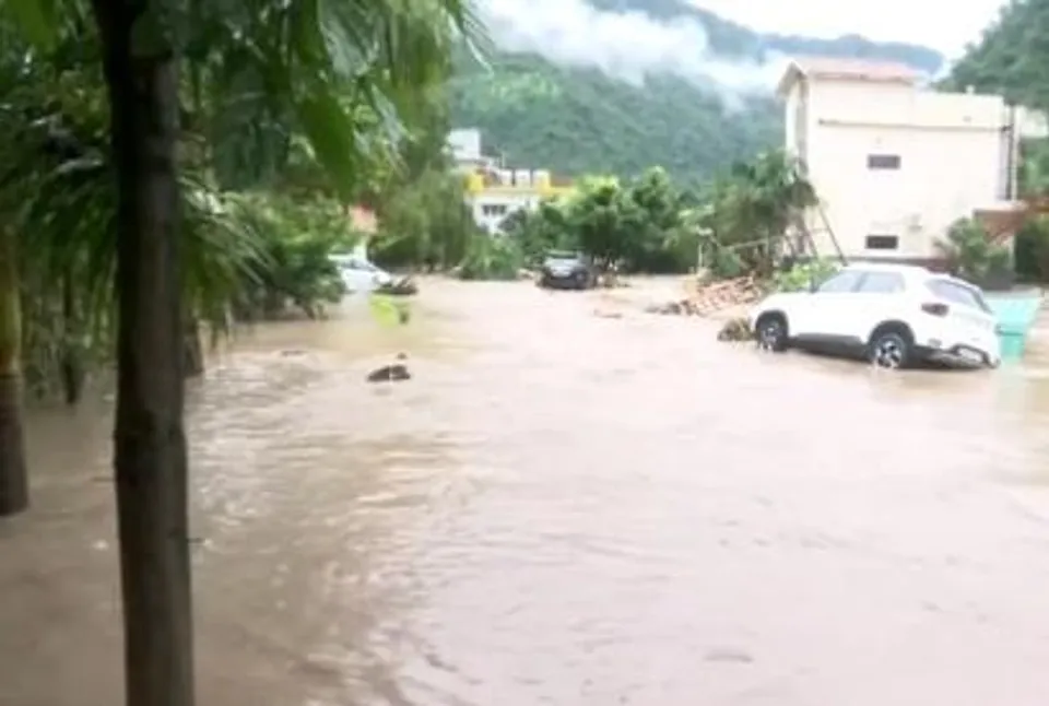 মেঘ ভাঙা বৃষ্টিতে বিপর্যস্ত দেহরাদুন