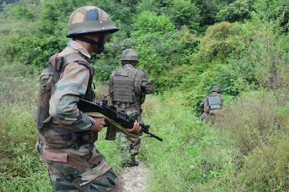 একাধিক জঙ্গি সহ বিপুল অস্ত্র উদ্ধার কাশ্মীরে