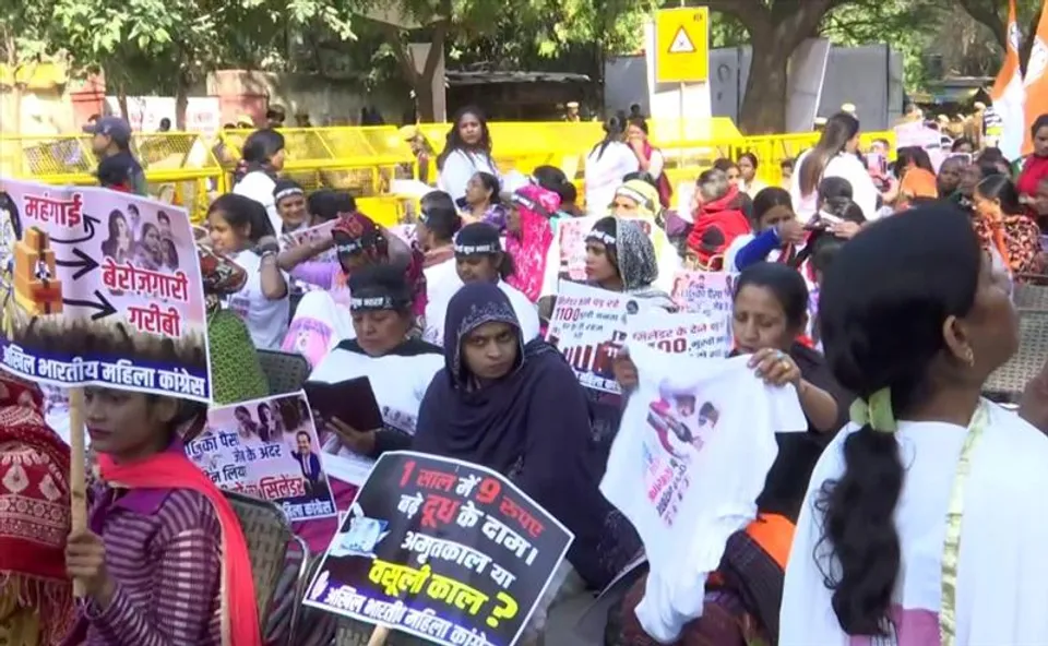 যন্তর মন্তরে কেন্দ্রীয় সরকারের বিরুদ্ধে বিক্ষোভ প্রদর্শন মহিলা কংগ্রেসের সদস্যদের