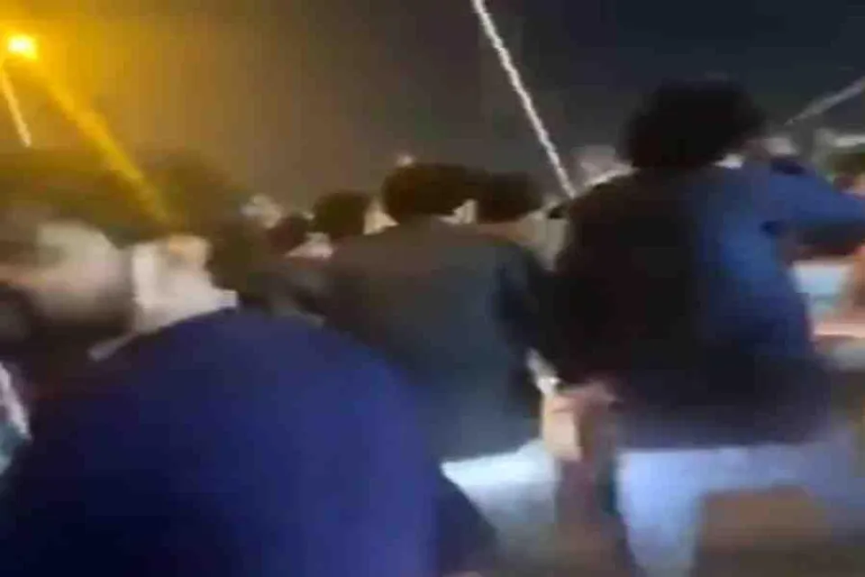 আফগানিস্তানের হার, পাকিস্তানি সমর্থককে ঘুসি, লাথি- দেখুন ভিডিও