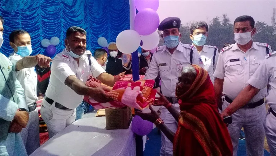 থানার উদ্যোগে ৩০০ কম্বল বিতরণ