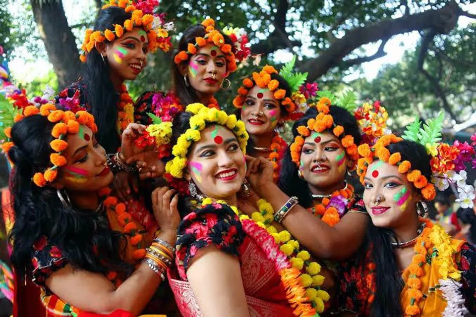 ভালোবাসার দিবসে রঙিন ঢাকা বিশ্ববিদ্যালয় ক্যাম্পাস