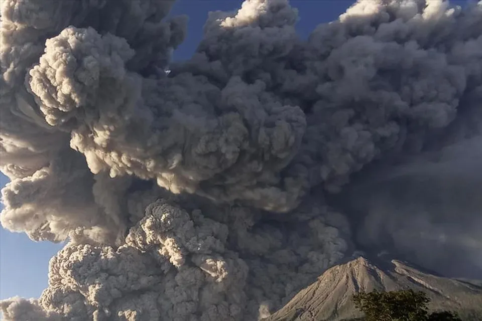 আগ্নেয়গিরিকে কেন্দ্র করে ক্রমে বাড়ছে বিস্ময়