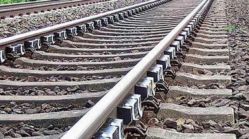 স্বামীর সঙ্গে ঝগড়ার জেরে তিন সন্তানসহ মহিলার ট্রেন থেকে ঝাঁপ