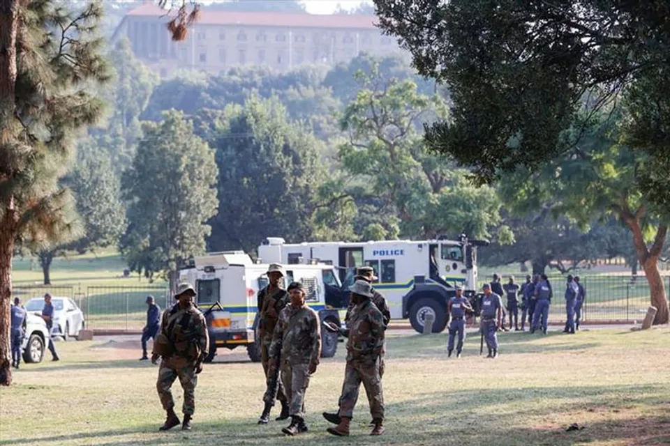 দক্ষিণ আফ্রিকায়   রাষ্ট্রপতির পদত্যাগের দাবিতে জাতীয় বন্ধের ডাক
