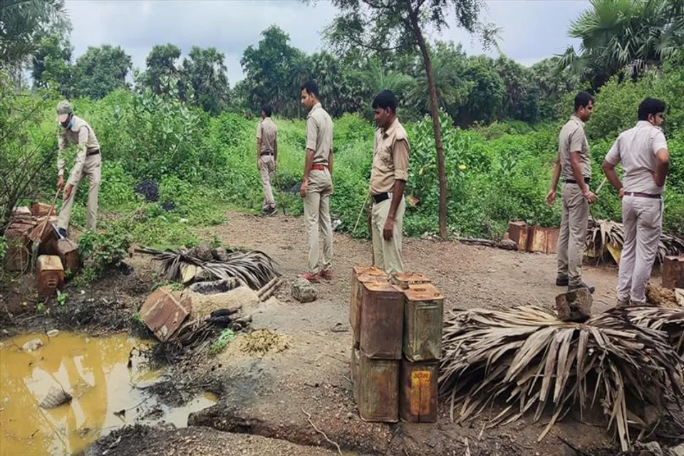 যেখানে তৈরি হবে চোলাইয়ের আস্থানা, সেখানে চলবে এবার দিবারাত্রি হানা!