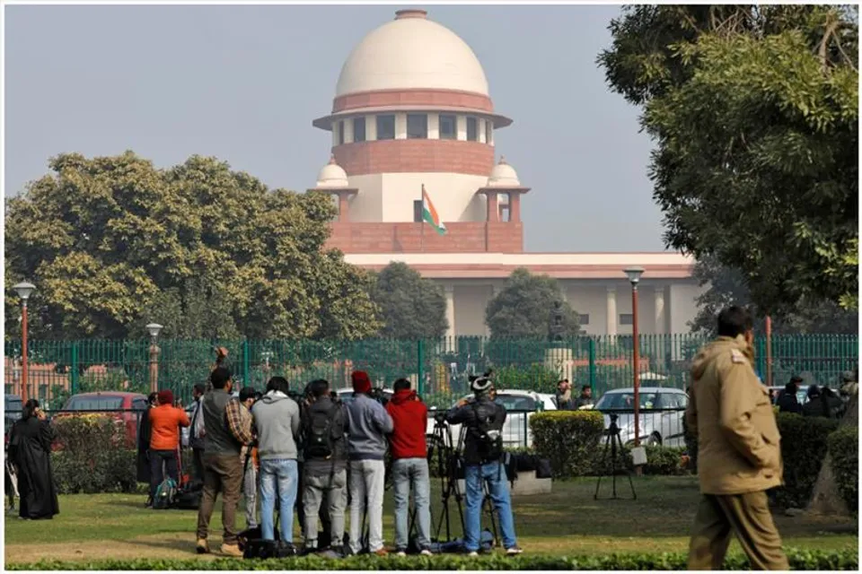 সুপ্রিম কোর্টের বাইরে অগ্নিদগ্ধ ব্যক্তি, ভর্তি হাসপাতালে