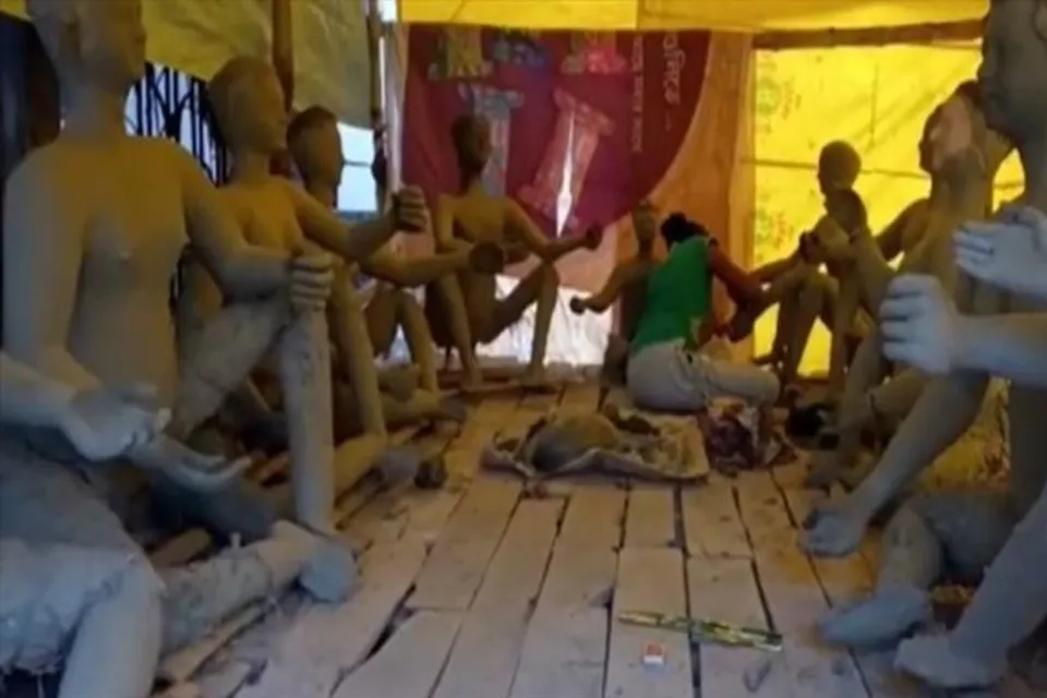 কালীপুজো এবার " কুমোর পাড়ার গরুর গাড়ি "-তে