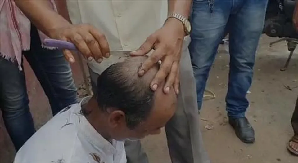 মাথা ন্যাড়া করে  পেট্রোলের দাম বৃদ্ধির প্রতিবাদ কংগ্রসের!