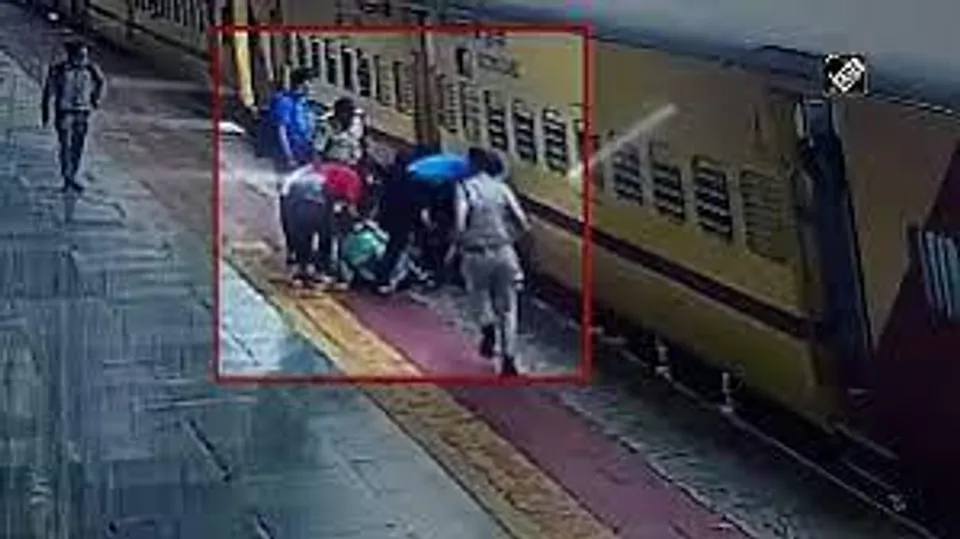 চলন্ত ট্রেন থেকে আর একটু হলেই পড়ে যেতেন মহিলা, দেখুন ভিডিও