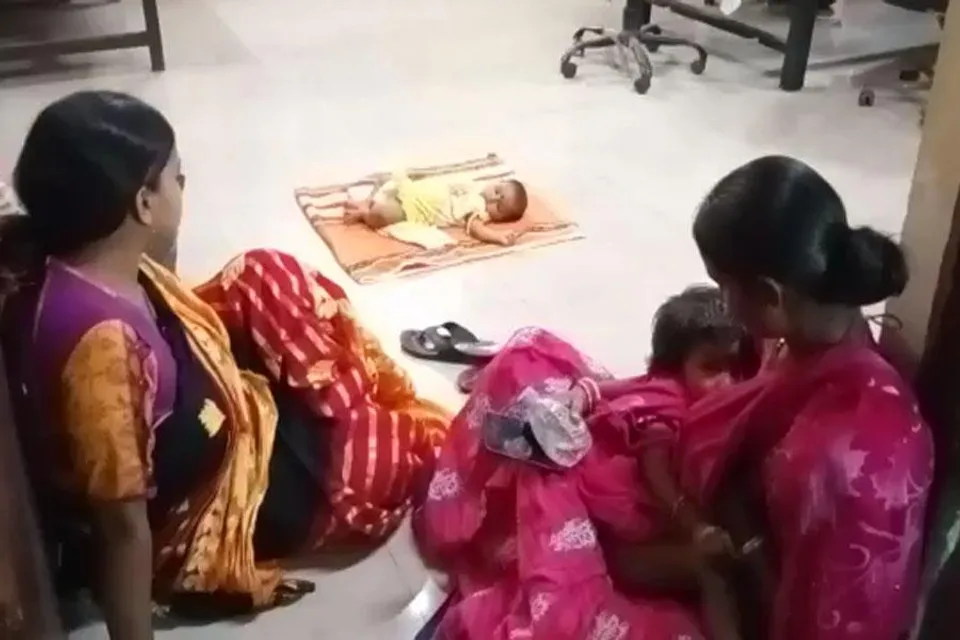 দুই মাসের কন্যা সন্তানকে নিয়ে ধর্নায় মা