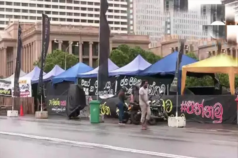 নতুন প্রধানমন্ত্রী এলেও বিক্ষোভকারীদের বিক্ষোভ অব্যাহত শ্রীলঙ্কায়