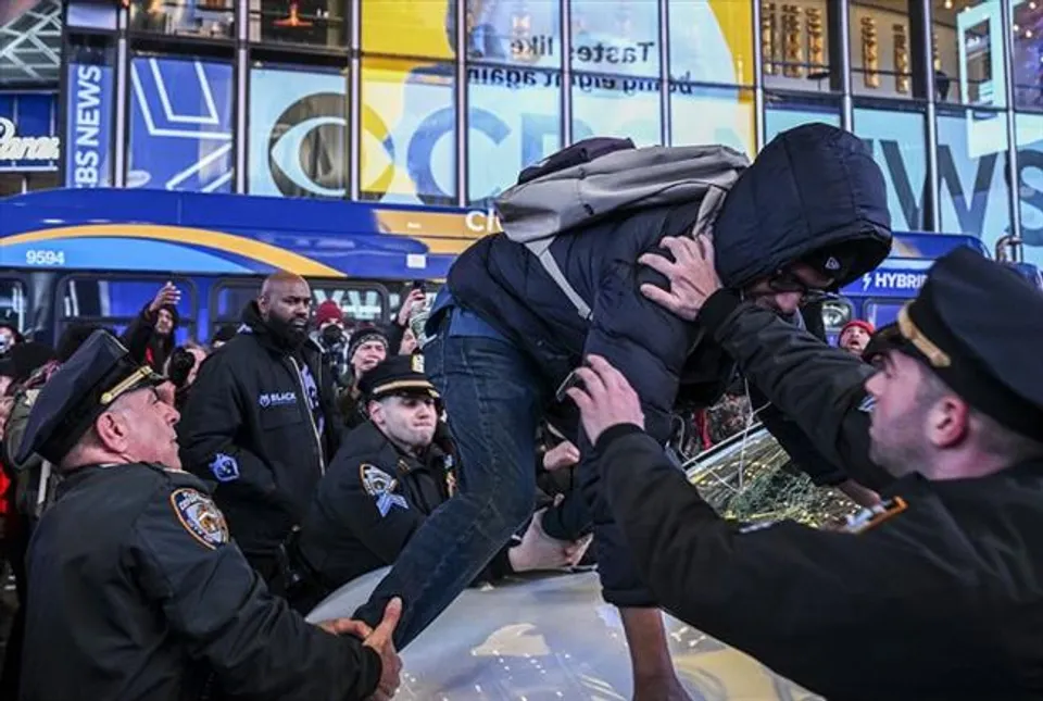 নিউ ইয়র্কে শুক্রবার রাতে শান্তিপূর্ণ বিক্ষোভের পর ৩ বিক্ষোভকারী গ্রেপ্তার