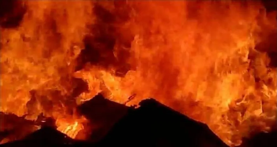 নিউ আলিপুরে রঙের গুদামে ভয়াবহ আগুন