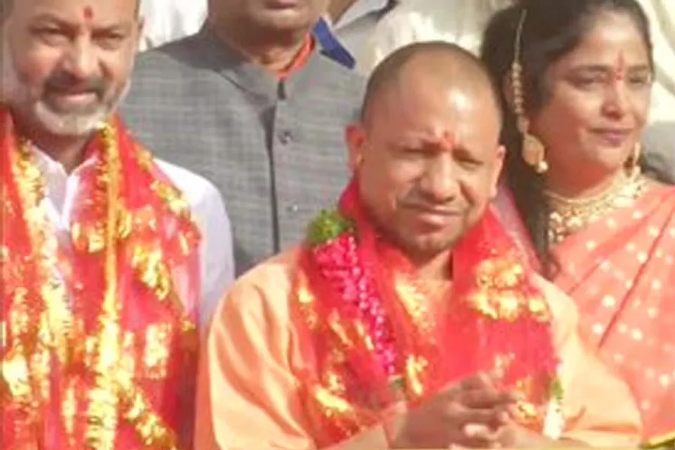 শ্রী ভাগ্যলক্ষ্মী মন্দিরে প্রার্থনার মাধ্যমে দিন শুরু করলেন যোগী আদিত্যনাথ