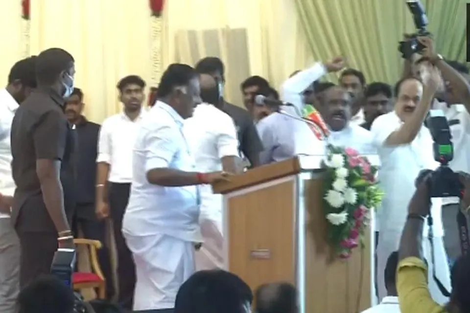 সভা চলাকালীন ছুঁড়ে মারা হল বোতল, ভাইরাল ভিডিও