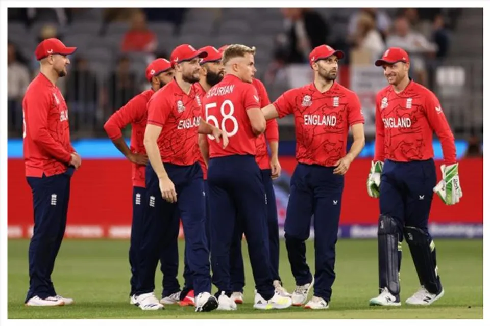 ইংল্যান্ডের বোলার হিসেবে ইতিহাস গড়লেন স্যাম কারান