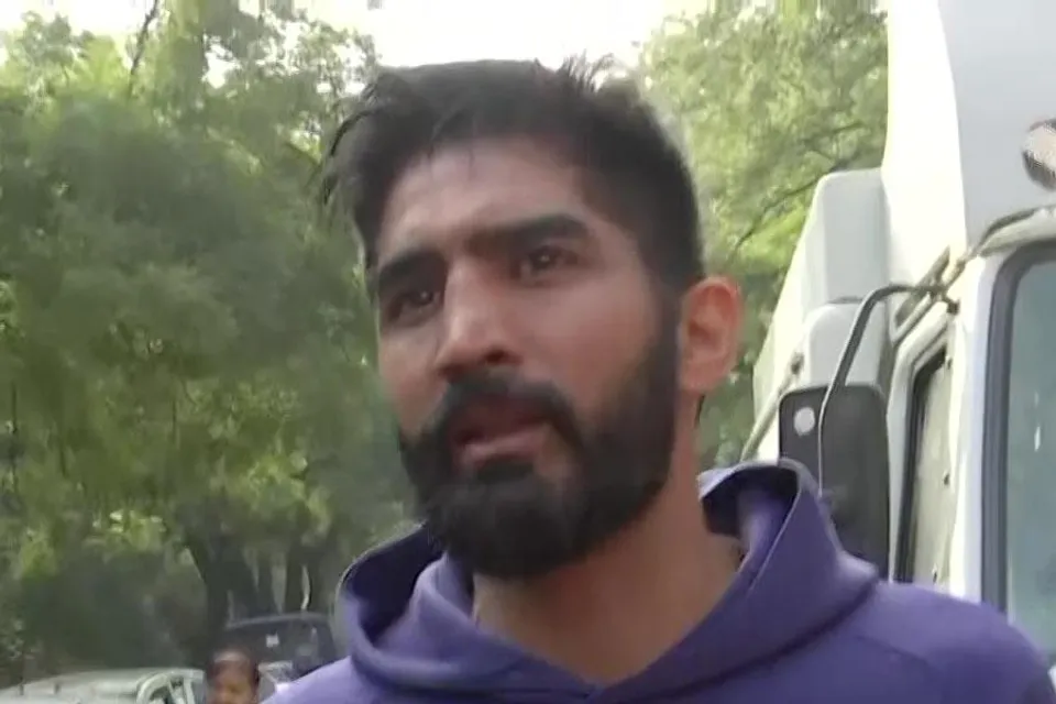 কুস্তিগীরদের প্রতিবাদে সামিল হলেন বিজেন্দ্র সিং