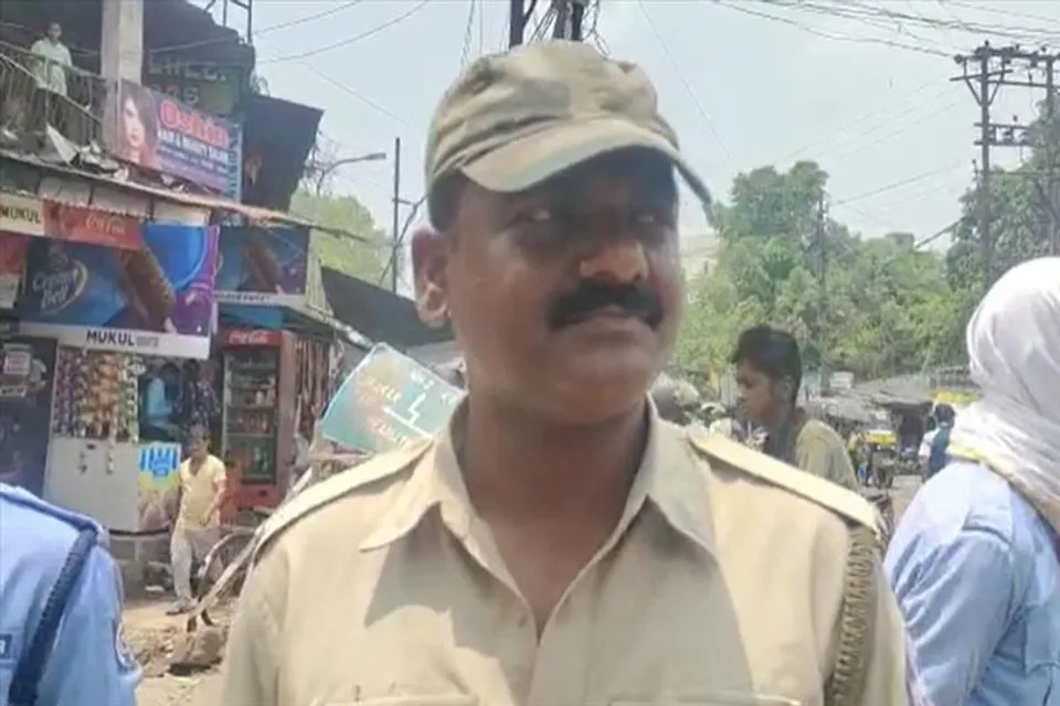 উর্দি ধরে হেনস্থা, শুনুন ট্রাফিক পুলিশের বক্তব্য