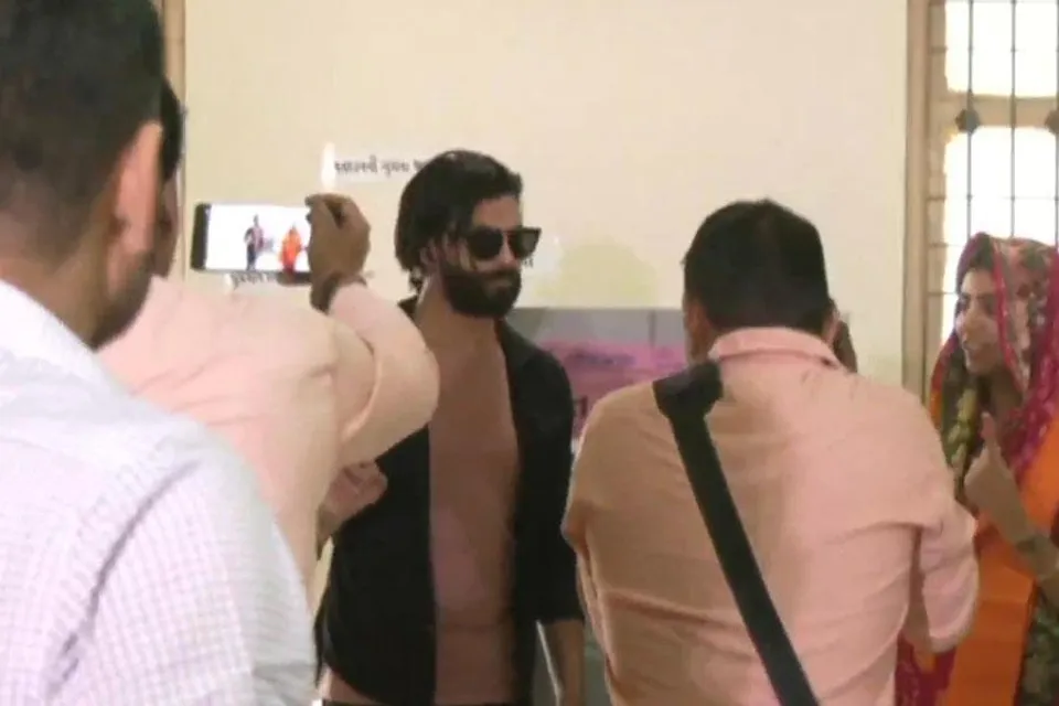 'বিপুল সংখ্যায় ভোট দিন' ভোট দিয়ে বললেন ক্রিকেটার রবীন্দ্র জাডেজা