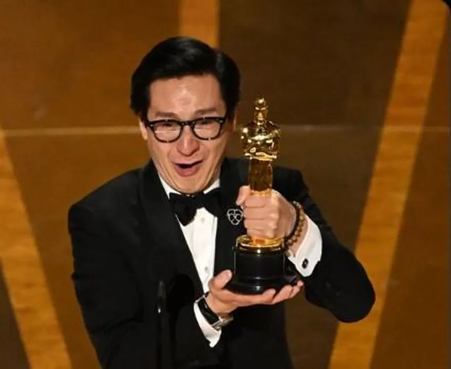 'এভরিথিং,  এভরিওয়্যার' ছবির জন্য সেরা পার্শ্ব অভিনেতার অস্কার জিতেছেন কে হুই কুয়ান