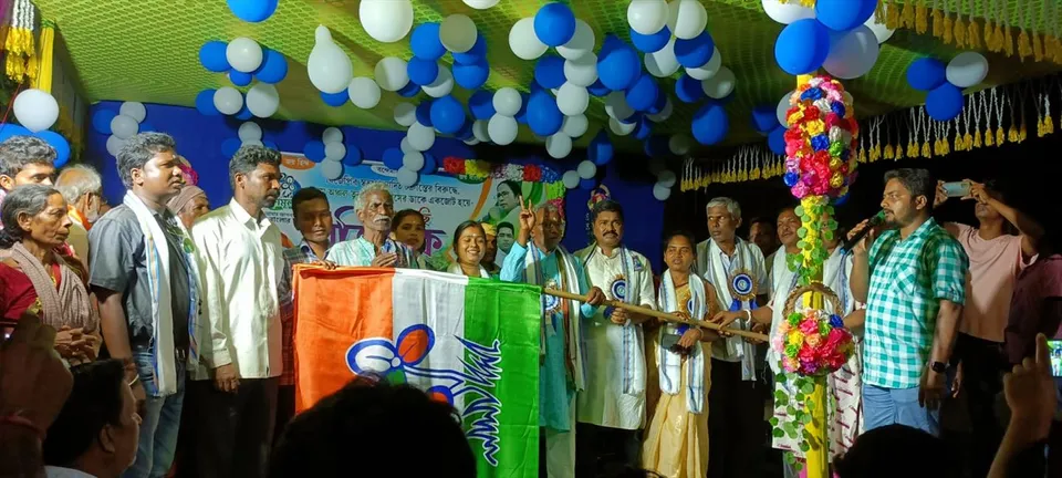 নয়াগ্রামে দিলীপ ঘোষের আত্মীয় সহ শতাধিক বিজেপি কর্মী যোগদান করল তৃণমূল কংগ্রেসে