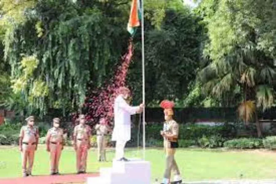জাতীয় পতাকা উত্তোলন করলেন ধর্মেন্দ্র প্রধান, দেখুন ভিডিও