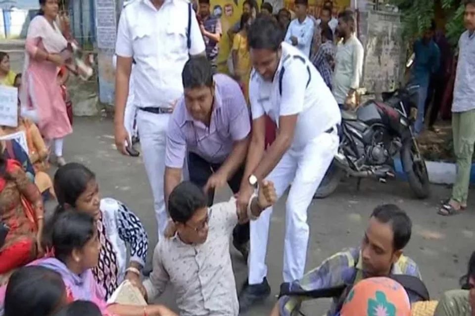 চড়ছে চাকরি প্রার্থীদের আন্দোলনের পারদ, ধুন্ধুমার ওয়াই চ্যানেলে