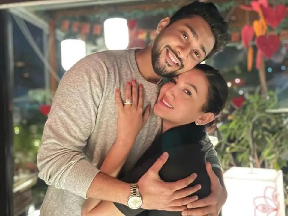 মা হতে চলেছেন অভিনেত্রী গহওর খান