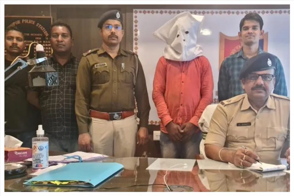 চরম বচসা, দোকানদারকে গরম তেলের কড়াইয়ে ঠেলে ফেলল এক ব্যক্তি