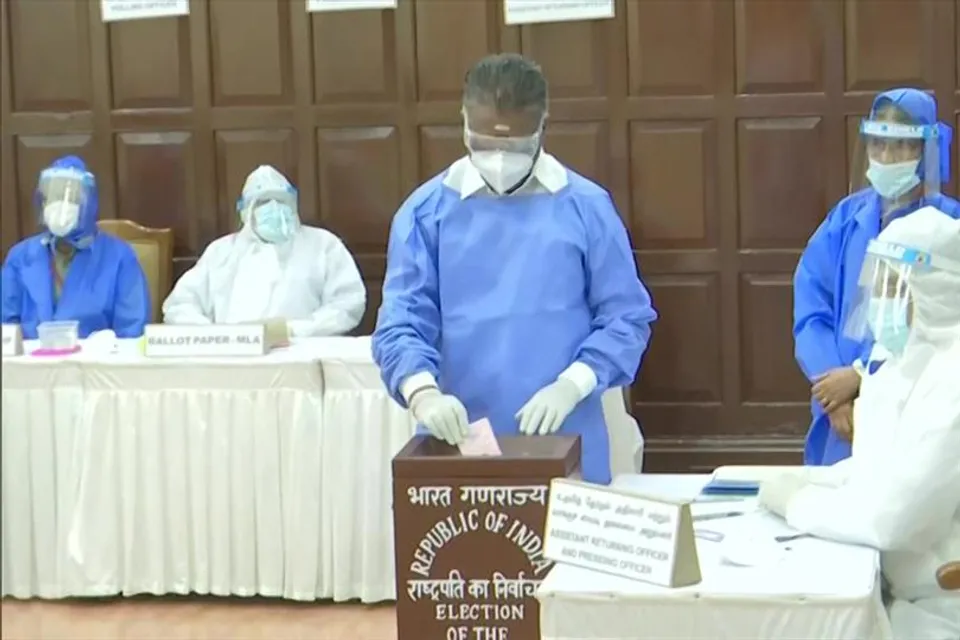 পিপিই কিট পরে ভোট দিলেন ও পনিরসেলভাম