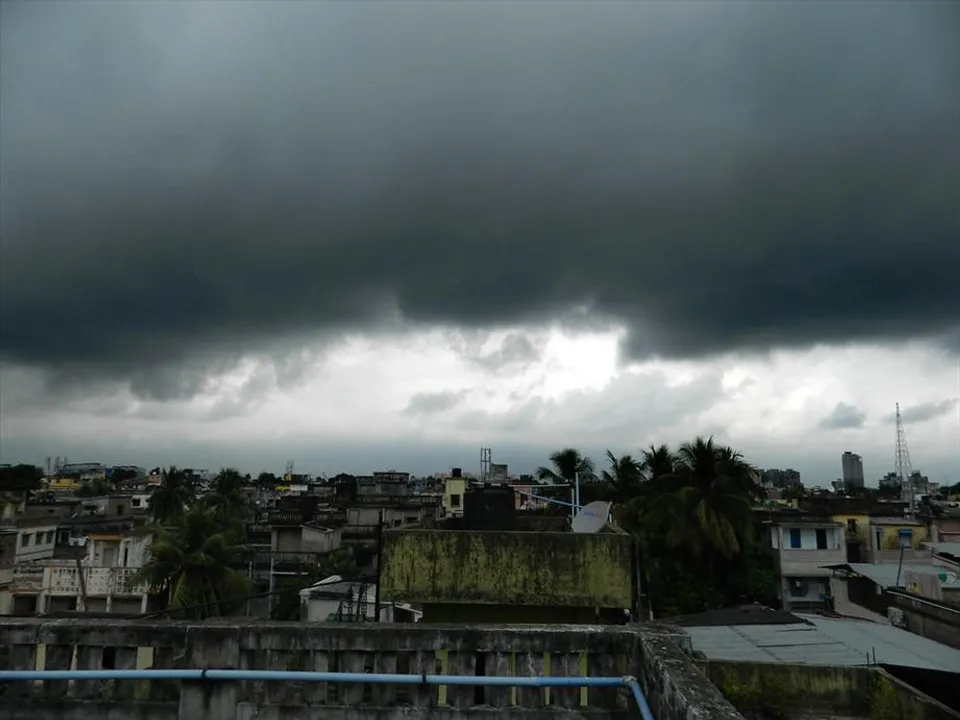 মেঘাচ্ছন্ন কলকাতা ও পার্শ্ববর্তী এলাকা