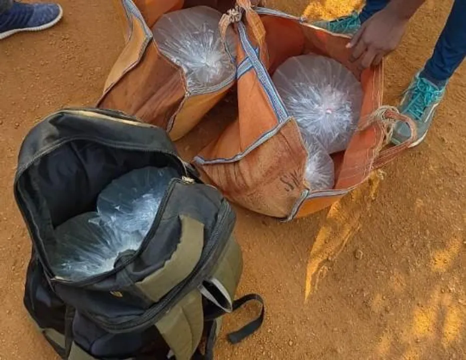 ডেবরায় স্কুল ব্যাগ থেকে উদ্ধার চোলাই মদ, গ্রেফতার ১