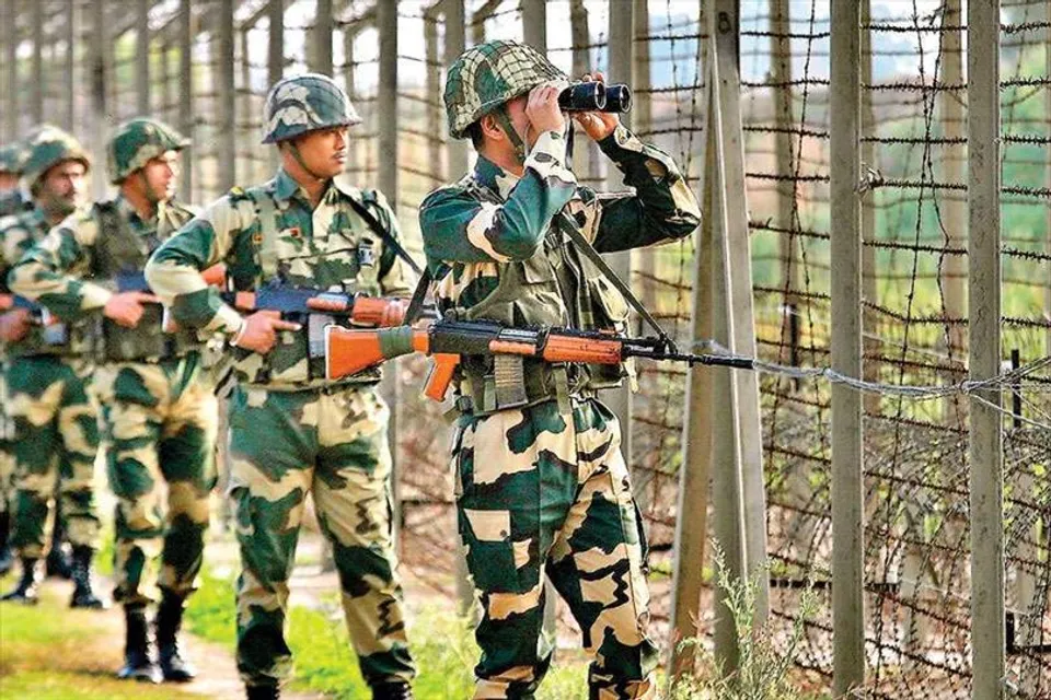 সীমান্তে ১৪০টি টিয়া সমেত আটক পাচারকারী