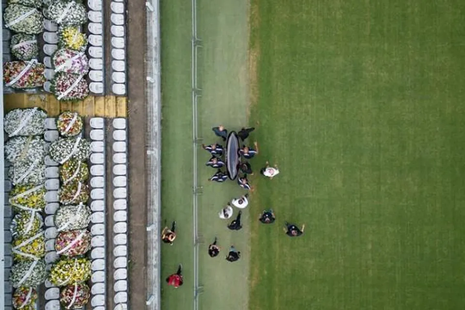 ফুটবলের 'রাজা' পেলেকে শেষ বিদায় জানাতে ব্রাজিলে হাজার হাজার মানুষের ভিড়