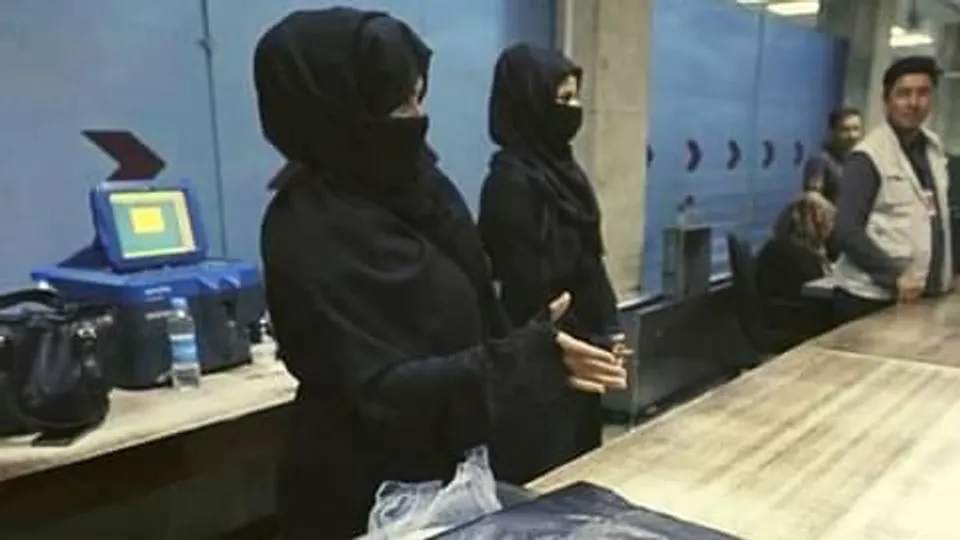 নারী শিক্ষায় 'না' তালিবদের, প্রতিবাদে নামল ছাত্ররা