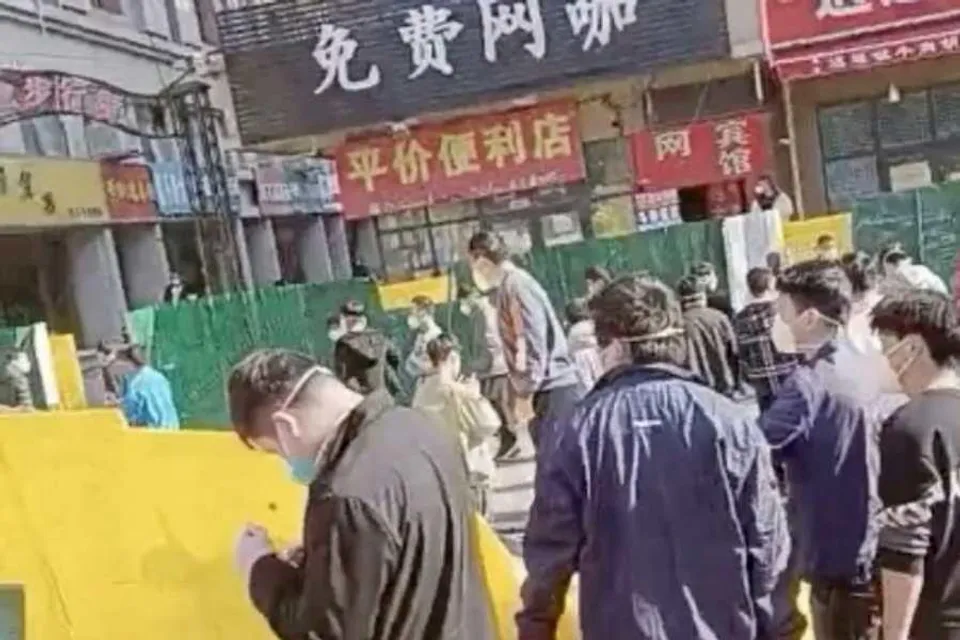 আইফোন কারখানায় বিক্ষোভ