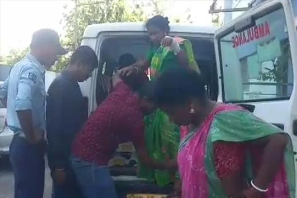 সাইকেল আরোহীকে বাঁচাতে গিয়ে দুর্ঘটনা