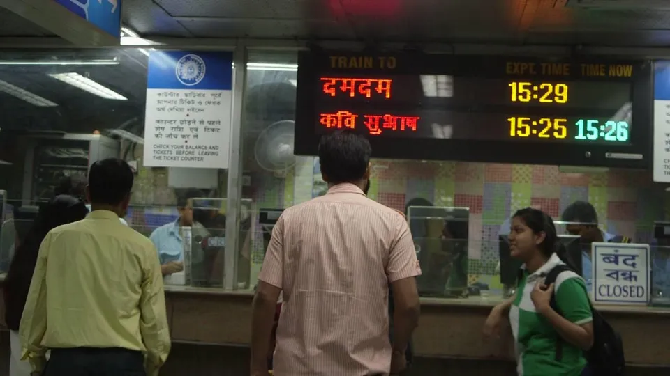 মেট্রো পরিষেবায়   ক্ষুব্ধ মেট্রোযাত্রীরা