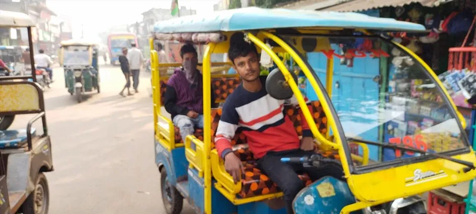 পেটের দায়ে টোটো চালাচ্ছে একাদশ শ্রেণির পড়ুয়া