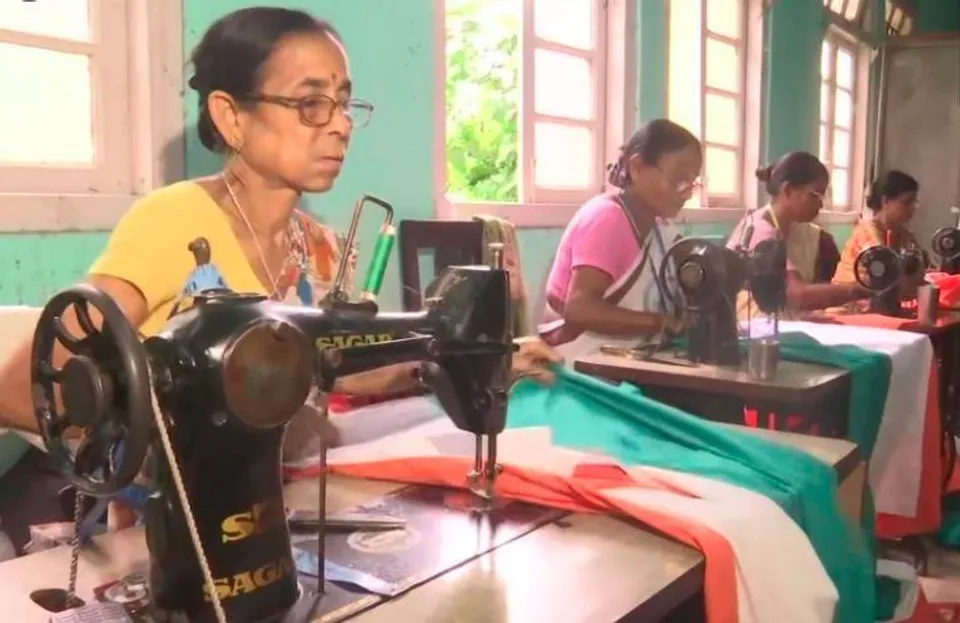 স্বাধীনতা দিবসের আগে আসাম খাদি ও গ্রামশিল্প বোর্ডের কারিগররা বানাচ্ছেন জাতীয় পতাকা