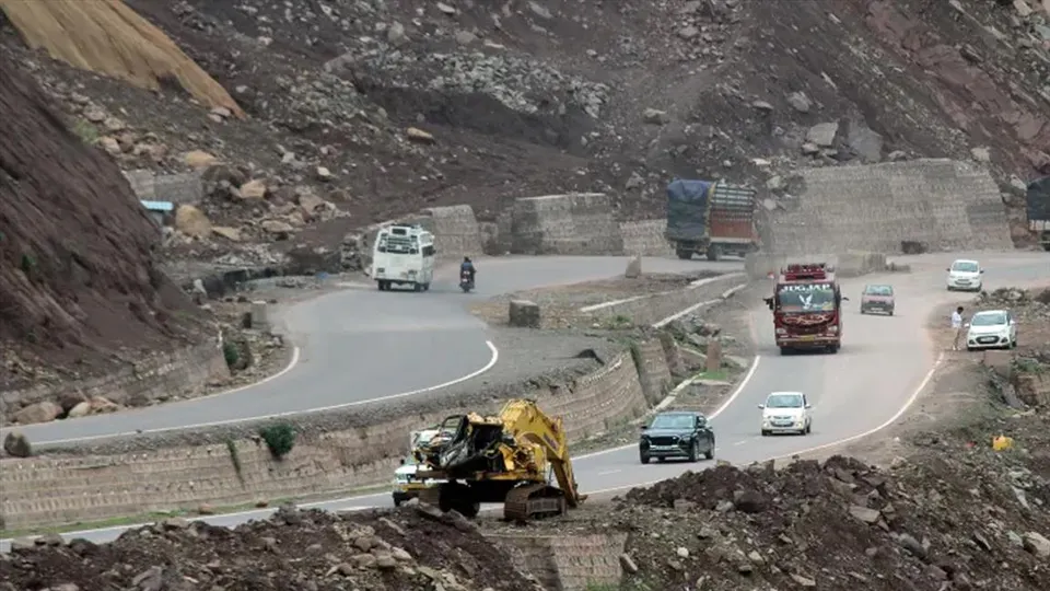 বৃষ্টির জেরে ভূমিধসে অবরুদ্ধ উপত্যকা, চলছে উদ্ধারকার্য