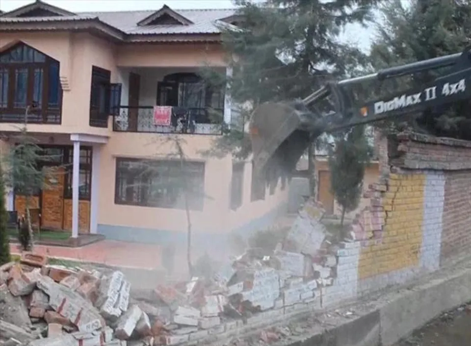 জম্মু-কাশ্মীরে হিজবুল মুজাহিদিন জঙ্গি আমির খানের সম্পত্তি গুঁড়িয়ে দিল প্রশাসন