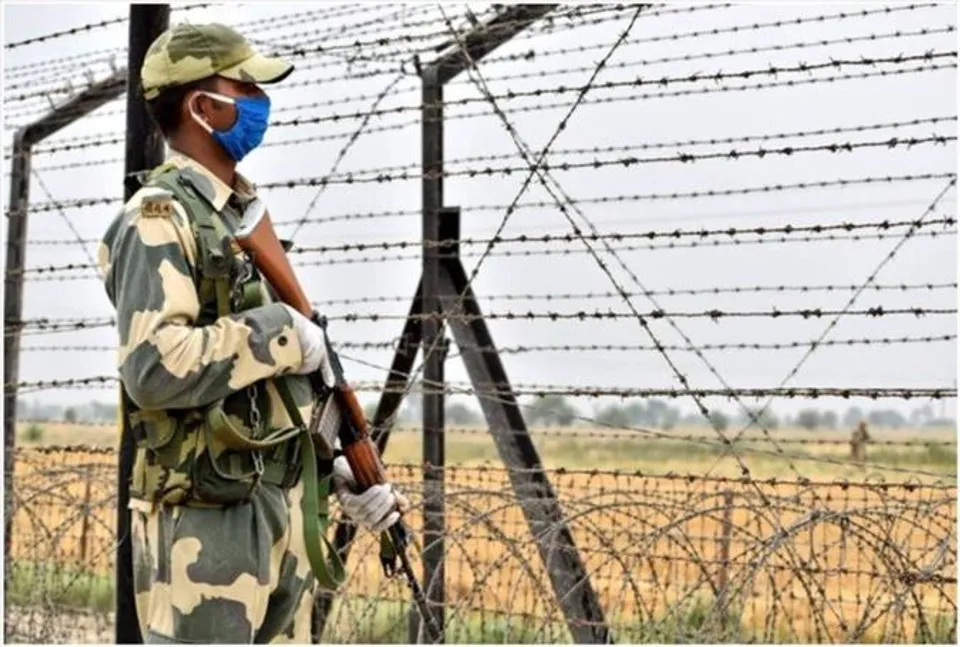 বিএসএফ আন্তর্জাতিক সীমান্তে ৩.৪৩ লক্ষ টাকার রূপার গহনা সহ ০১ জন ভারতীয় চোরাচালানকারীকে গ্রেপ্তার করেছে