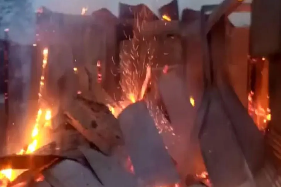 বাজার এলাকায় ভয়াবহ আগুন, লক্ষাধিক টাকার ক্ষয়ক্ষতি